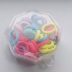 علبة ربطات شعر مطاطية ملوّنة