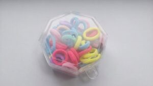 علبة ربطات شعر مطاطية ملوّنة