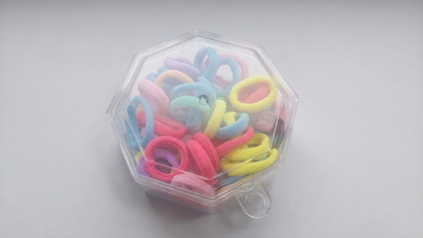 علبة ربطات شعر مطاطية ملوّنة