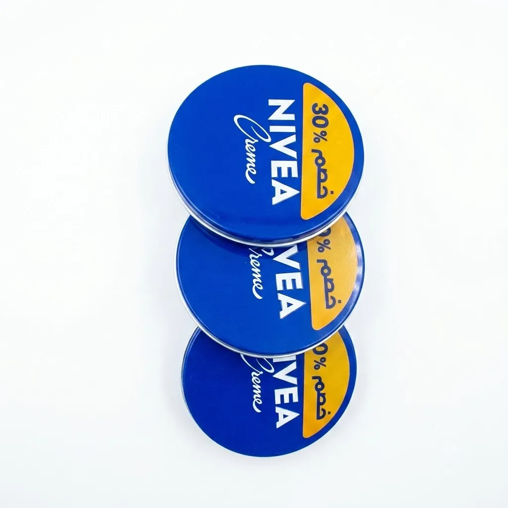 nivea-creme-blue-30-discount-offer ثلاث عبوات دائرية من كريم نيفيا الأزرق المرطب الأصلي بحجمها الكلاسيكي مع ملصق عرض خصم 30%.