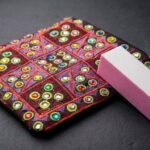 حقيبة كلاتش مطرزة يدويًا بزخارف تراثية وأحجار ملونة