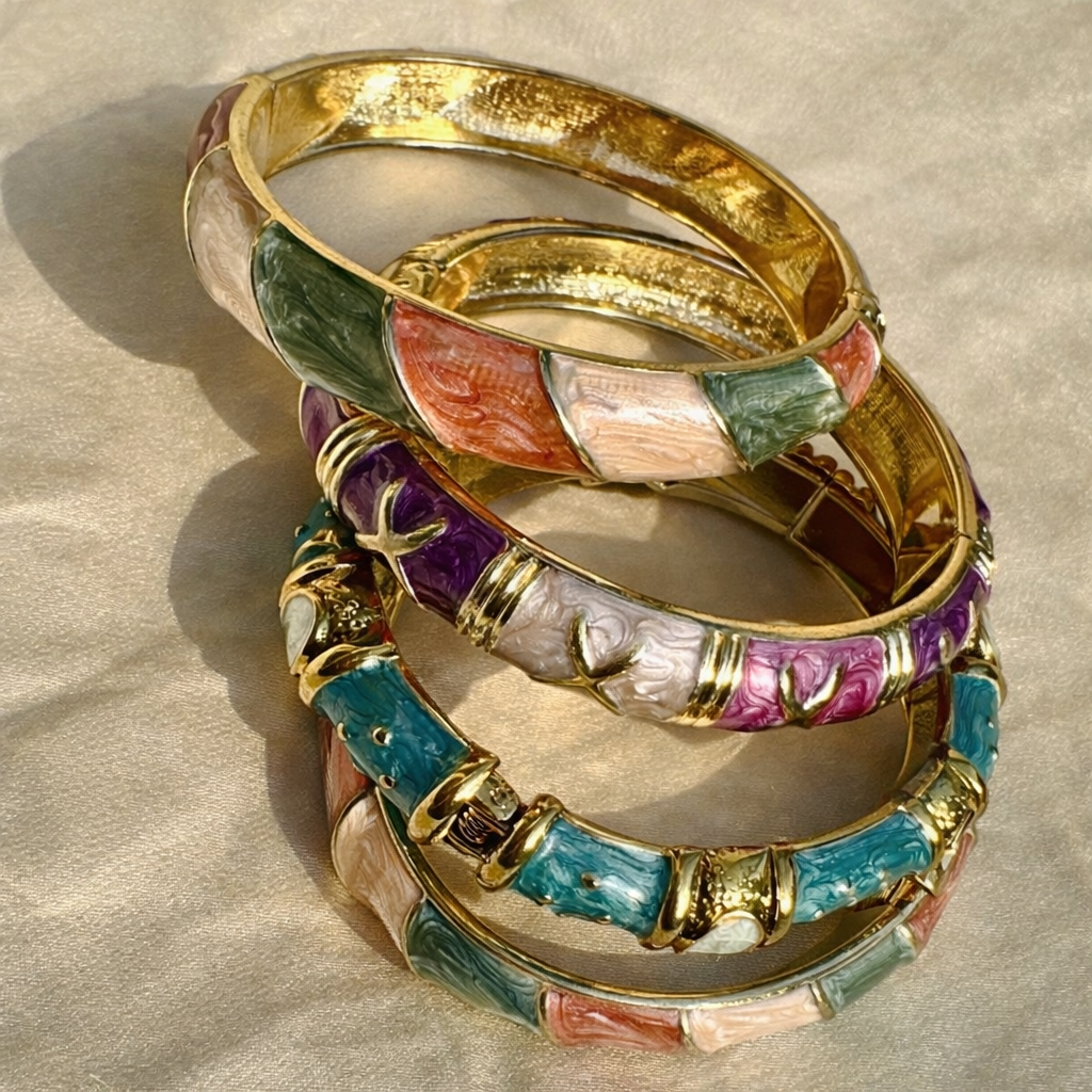 أساور ذهبية مطلية بتصميم أنيق متعدد الألوان