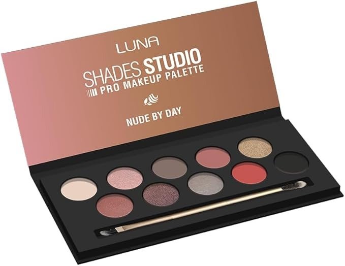 باليت مكياج لونا شيدز برو "جلام باي نايت" المتكاملة للسهرات | Luna Shades Pro Makeup Palette - Glam By Night علبة مكياج ظلال عيون (آيشادو) مفتوحة من براند لونا Luna مكتوب عليها Shades Studio Pro Makeup Palette - Nude By Day، تحتوي على 11 لوناً دائرياً تتنوع بين المطفي واللامع مع فرشاة دمج ثنائية الرأس.